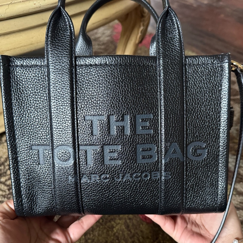 THE LEATHER SMALL TOTE BAG